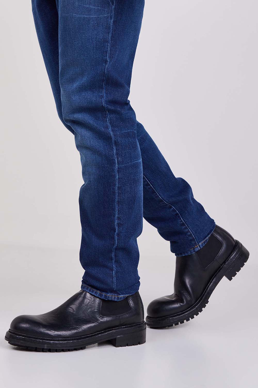 תמונת כל הלוק של מגפוני עור